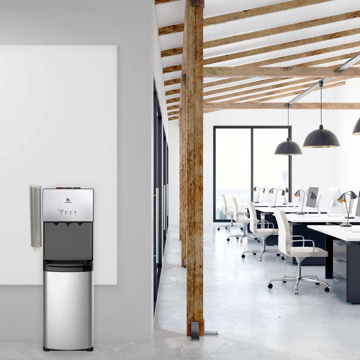 Dispensador Avalon A5 con portavasos Avalon instalado en una oficina